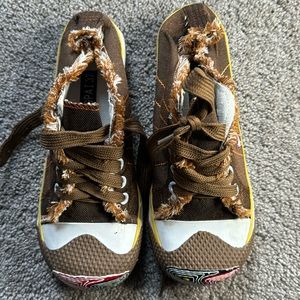 Girls sneakers. New without tag. Size 37.